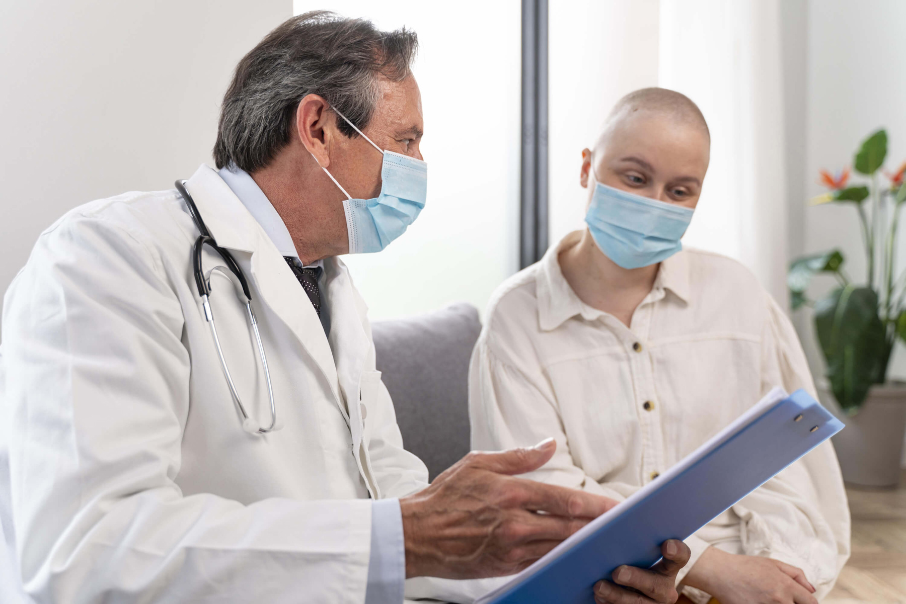 Perito oncólogo le muestra al paciente un informe médico